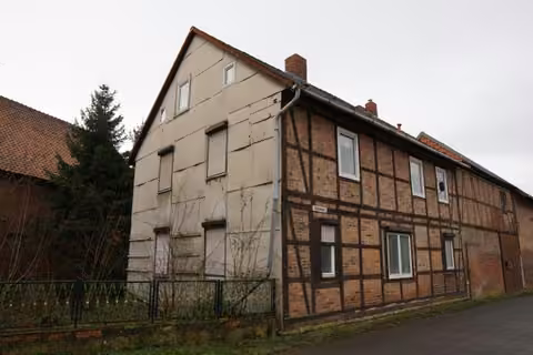 Zwangsversteigerung Einfamilienhaus in Hötensleben, Wackersleben – Straßenseitige Ansicht des zweigeschossigen Wohnhauses mit Eingangsvorbau.