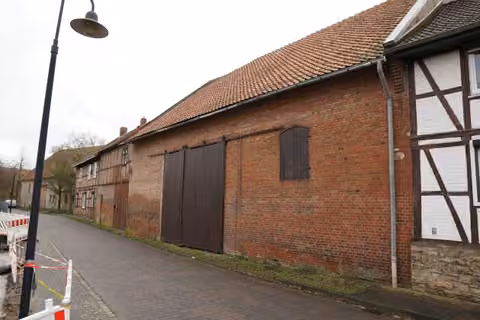 Zwangsversteigerung Einfamilienhaus in Hötensleben, Wackersleben – Straßenseitige Ansicht der Scheune und der überdachten Hofdurchfahrt.