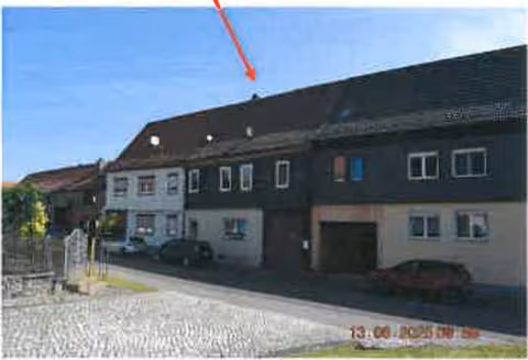 Zwangsversteigerung Einfamilienhaus in Georgenthal, Gospiteroda – Straßenansicht des Wohnhauses Kirchgasse 21 mit Tordurchfahrt