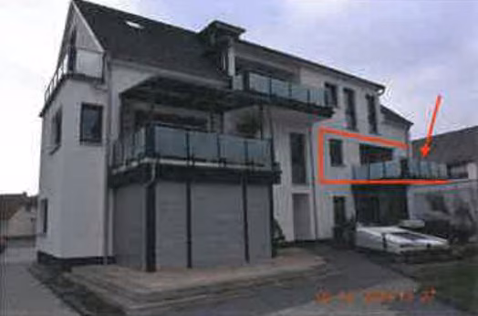 Zwangsversteigerung Eigentumswohnung in Erfurt, Gispersleben-Kiliani – Rückwärtige Ansicht des Gebäudes mit Balkon der Eigentumswohnung.