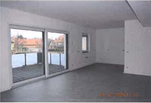 Zwangsversteigerung Eigentumswohnung in Erfurt, Gispersleben-Kiliani – Großer Wohn- und Essbereich mit Zugang zum Balkon.