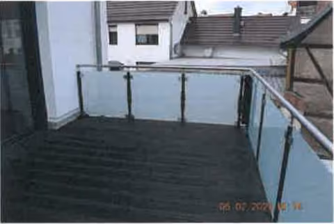 Zwangsversteigerung Eigentumswohnung in Erfurt, Gispersleben-Kiliani – Rückwärtiger Balkon mit Holzdielenbelag und Glas-Edelstahl-Geländer.