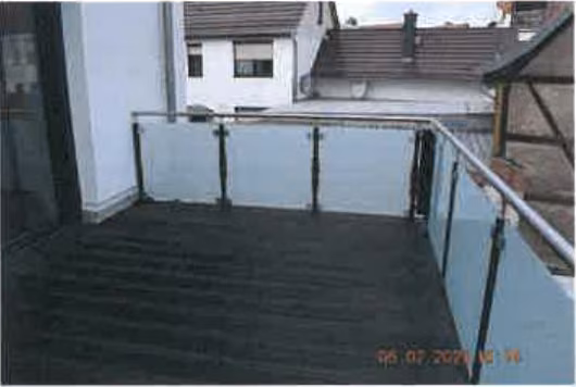 Zwangsversteigerung Eigentumswohnung in Erfurt, Gispersleben-Kiliani – Rückwärtiger Balkon mit Holzdielenbelag und Glas-Edelstahl-Geländer.