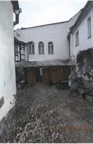 Zwangsversteigerung Wohn-/Geschäftshaus in Schleiz, Crispendorf – Hofansicht mit Terrassenüberdachung.