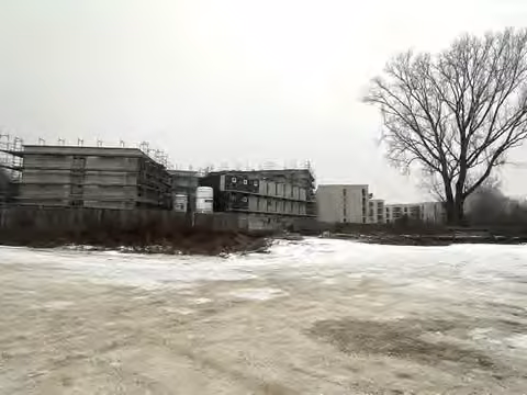 Zwangsversteigerung Grundstück in Freising, Freising Südwest – Ansicht der Grundstücksfläche mit südlicher Nachbarbebauung im Bau.