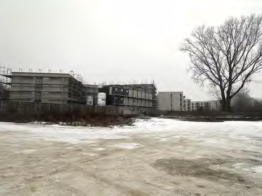 Zwangsversteigerung Grundstück in Freising, Freising Südwest – Ansicht der Grundstücksfläche mit südlicher Nachbarbebauung im Bau.