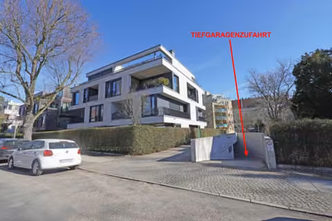 Zwangsversteigerung Stellplatz/Garage in Berlin, Westend – Straßenansicht der Wohnanlage mit Tiefgaragenzufahrt.