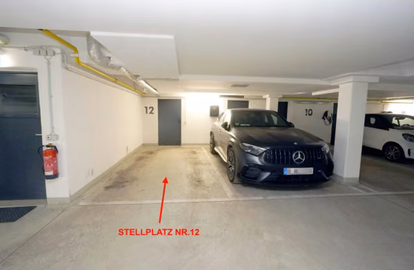 Zwangsversteigerung Stellplatz/Garage in Berlin, Westend – Tiefgaragenstellplatz Nr. 12 mit markierter Stellfläche.