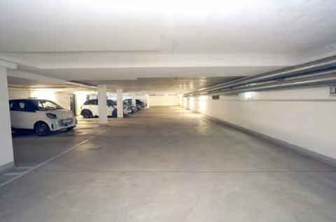 Zwangsversteigerung Stellplatz/Garage in Berlin, Westend – Überblick über die Tiefgaragenebene der Wohnanlage.