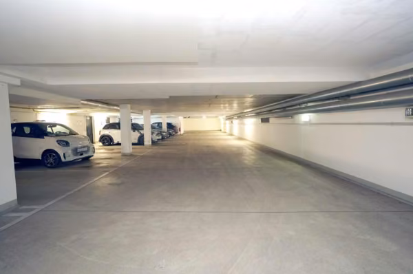 Zwangsversteigerung Stellplatz/Garage in Berlin, Westend – Überblick über die Tiefgaragenebene der Wohnanlage.