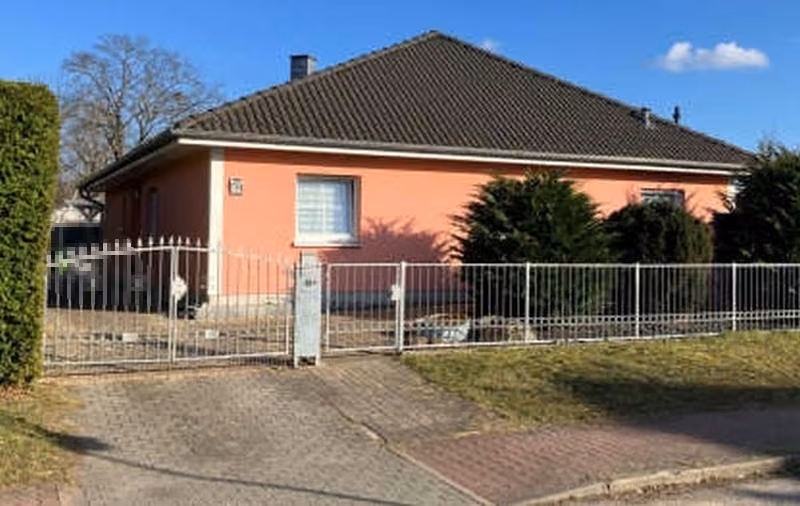 Zwangsversteigerung Einfamilienhaus in Petershagen-Eggersdorf, Eggersdorf – Eckansicht des Bewertungsgrundstücks mit Grenzmauer und straßenseitiger Ansicht.