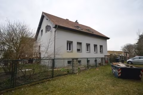 Zwangsversteigerung Einfamilienhaus in Kremmen, Hohenbruch – Vorderansicht des Einfamilienhauses von der Straße mit Vorgarten und Zufahrt.