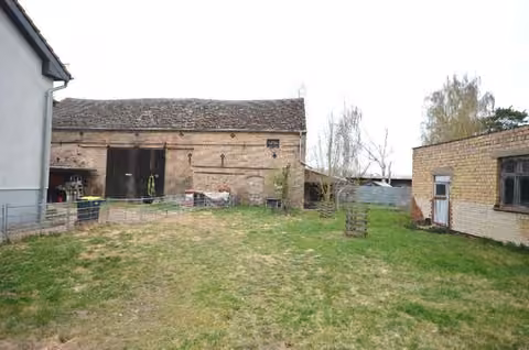Zwangsversteigerung Einfamilienhaus in Kremmen, Hohenbruch – Ansicht der massiven Scheune im Hofbereich des Grundstücks.