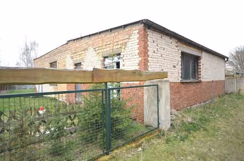 Zwangsversteigerung Einfamilienhaus in Kremmen, Hohenbruch – Ansicht des gemauerten Nebengebäudes auf dem Grundstück.