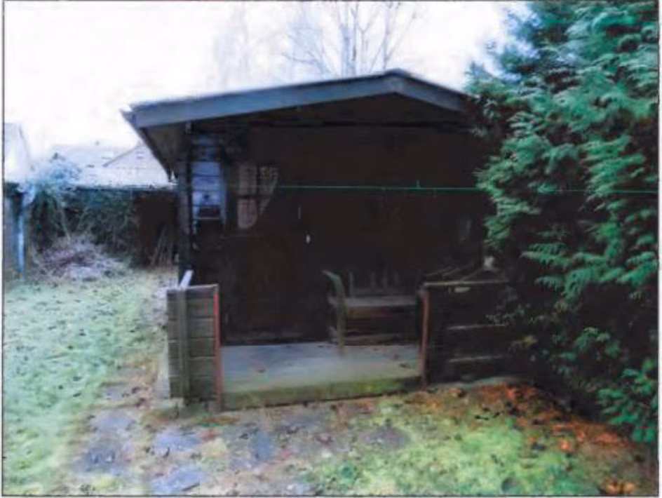 Zwangsversteigerung in Eschwege, Niederhone – Gartenhaus aus Holz mit überdachtem Freisitz.
