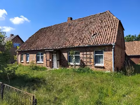 Zwangsversteigerung Einfamilienhaus in Kuhstorf – Außenansicht des Wohnhauses und Nebengebäudes auf Flurstück 441.