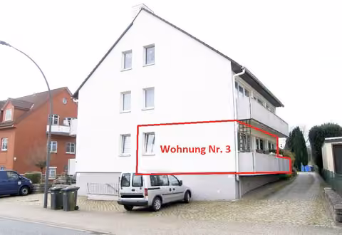 Zwangsversteigerung Mehrfamilienhaus in Ritterhude – Außenansicht des Mehrfamilienhauses mit Pfeilmarkierung der EG-Wohnung Nr. 3