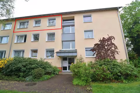 Zwangsversteigerung Eigentumswohnung in Hannover, Wettbergen – Straßenfassade des Mehrfamilienhauses mit farblich markierter Lage der Wohnung im 2. OG.
