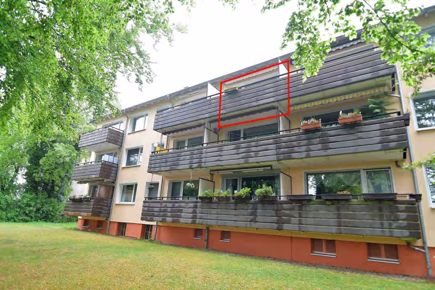Zwangsversteigerung Eigentumswohnung in Hannover, Wettbergen – Rückwärtige Südfassade mit Balkonen und markierter Lage der Wohnung.