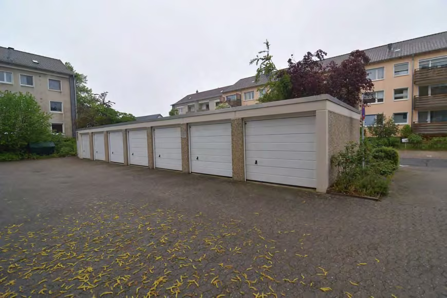Zwangsversteigerung Eigentumswohnung in Hannover, Wettbergen – Garagenhof mit Einzelgaragenzeile.