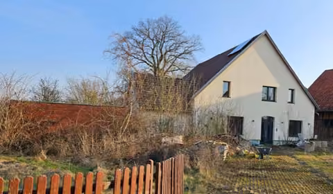Zwangsversteigerung Einfamilienhaus in Hohnhorst, Mathe – Außenansicht des Wohnhauses mit Giebelseite und Zufahrtsbereich.