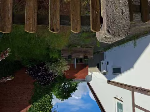 Zwangsversteigerung Einfamilienhaus in Salzhemmendorf – Zuwegung zum Hauseingang und kleiner Gartenbereich auf dem Flurstück.