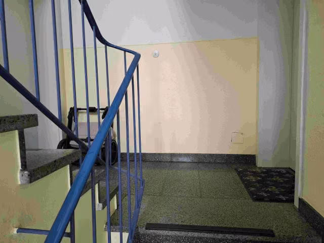 Zwangsversteigerung Eigentumswohnung in Wuppertal, Barmen – Innenansicht des gemeinschaftlichen Treppenhauses im Eingangsbereich.