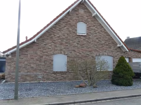 Zwangsversteigerung Zweifamilienhaus in Hamm, Bockum-Hövel – Straßenansicht des freistehenden Zweifamilienhauses von Nordwesten.