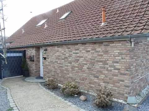 Zwangsversteigerung Zweifamilienhaus in Hamm, Bockum-Hövel – Ansicht des Hauseingangsbereichs von Nordosten mit Klinkerfassade.