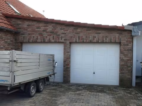 Zwangsversteigerung Zweifamilienhaus in Hamm, Bockum-Hövel – Massiv errichtete Doppelgarage mit zwei Schwingtoren von Nordwesten.