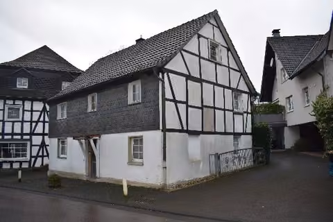 Zwangsversteigerung Einfamilienhaus in Lindlar, Hohkeppel – Detailansicht der Eingangsfassade und des Fachwerkbereichs.