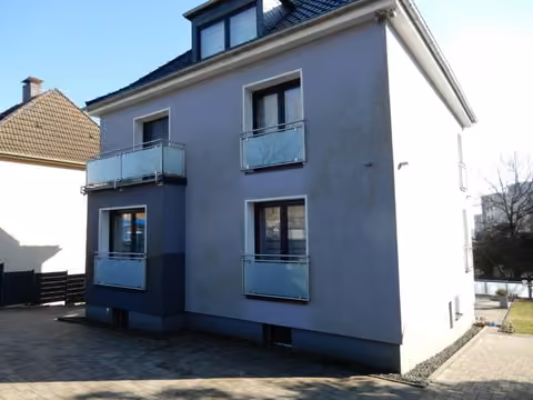 Zwangsversteigerung Einfamilienhaus in Wuppertal, Nächstebreck – Vorderansicht des freistehenden Einfamilienhauses mit Erker und Balkon.