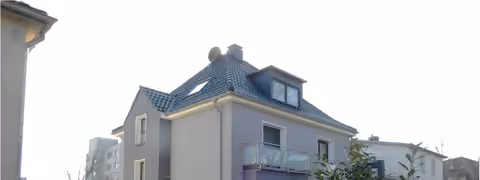 Zwangsversteigerung Einfamilienhaus in Wuppertal, Nächstebreck – Eckansicht des Wohnhauses mit Einfriedung und Gartengrundstück.