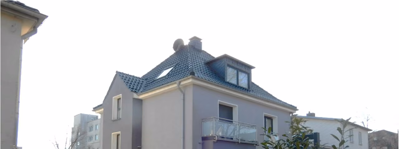 Zwangsversteigerung Einfamilienhaus in Wuppertal, Nächstebreck – Eckansicht des Wohnhauses mit Einfriedung und Gartengrundstück.
