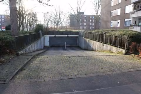 Zwangsversteigerung Stellplatz/Garage in Dortmund, Nette – Außenansicht der Tiefgaragenzufahrtsrampe von der Waterloostraße.
