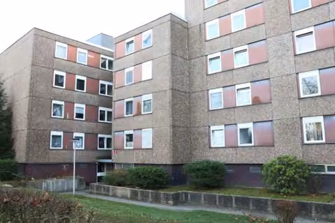 Zwangsversteigerung Eigentumswohnung in Dortmund, Nette – Rückansicht des Gebäudes mit Balkonen und Loggien.