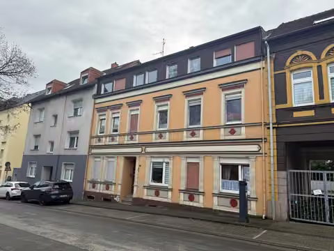 Zwangsversteigerung Mehrfamilienhaus in Essen, Borbeck-Mitte – Straßenfassade des Mehrfamilienhauses Germaniastraße 241.
