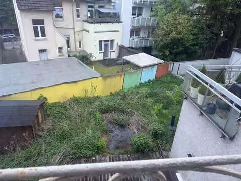 Zwangsversteigerung Mehrfamilienhaus in Essen, Borbeck-Mitte – Blick auf das rückwärtige Gartengrundstück und Nachbarbebauung.
