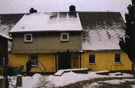 Zwangsversteigerung Einfamilienhaus in Neukirch/Lausitz, Oberneukirch – Vorderansicht des Einfamilienhauses mit Zufahrt und Nebengebäude.