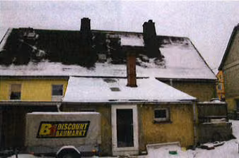Zwangsversteigerung Einfamilienhaus in Neukirch/Lausitz, Oberneukirch – Ansicht der hinteren Gebäudefront des Wohngebäudes im Winter.