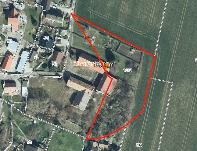 Zwangsversteigerung Landwirtschaft in Göda, Oberförstchen – Luftbild mit Katastergrenzen, Kennzeichnung des Flurstücks 107/1 und Überbaus.