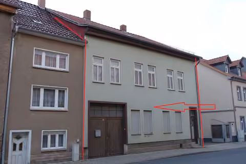 Zwangsversteigerung Einfamilienhaus in Greußen – Straßenansicht des Wohnhauses mit überbauter Torfahrt.