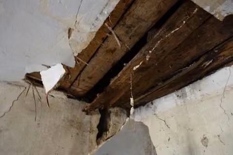 Zwangsversteigerung Einfamilienhaus in Greußen – Schadhafte Holzbalkendecke im Obergeschoss.