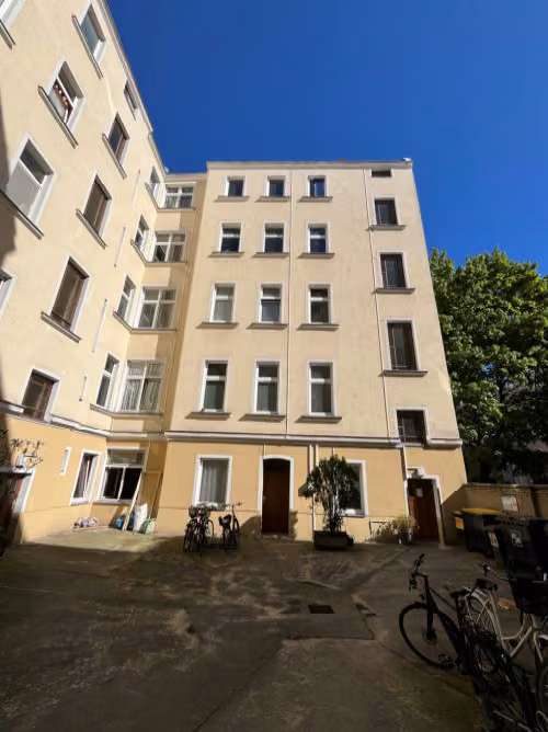 Zwangsversteigerung Wohn-/Geschäftshaus in Berlin, Charlottenburg – Hofseitige Gebäudeansichten mit Seitenflügel und Gartenhaus.