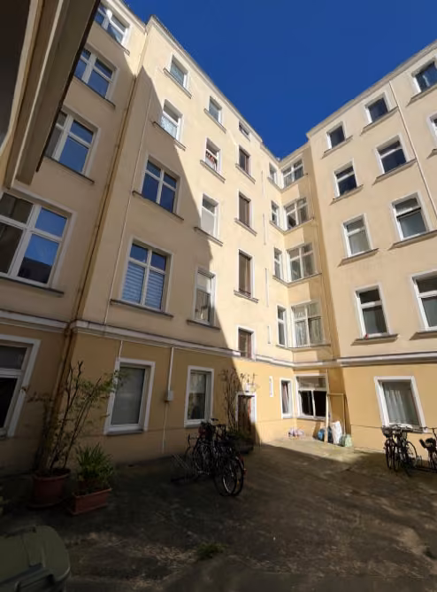 Zwangsversteigerung Wohn-/Geschäftshaus in Berlin, Charlottenburg – Eingangsbereich und Flur des Vorderhauses mit Stuckelementen.