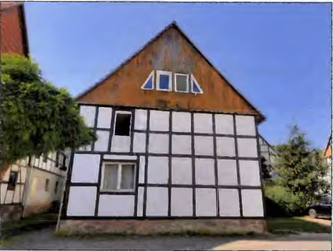 Zwangsversteigerung Zweifamilienhaus in Volkmarsen, Ehringen – Straßenansicht des freistehenden Fachwerk-Zweifamilienhauses von Nordosten.