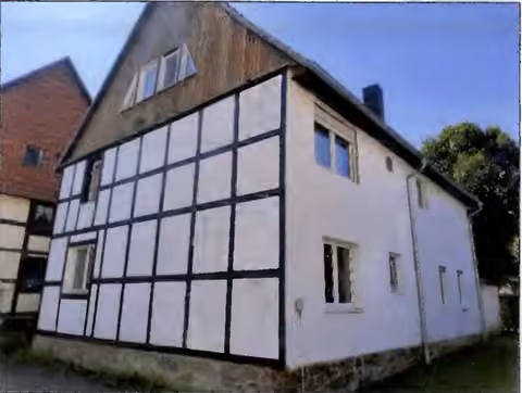 Zwangsversteigerung Zweifamilienhaus in Volkmarsen, Ehringen – Straßen- und Seitenansicht des Gebäudes von Nordwesten.