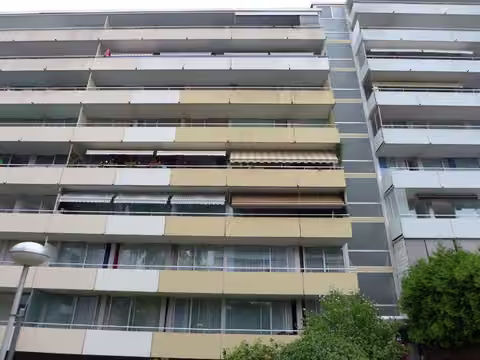 Zwangsversteigerung Eigentumswohnung in Dietzenbach – Fassadenansicht Talstraße 5 mit rot markierter Lage der Wohnung im 4. OG.