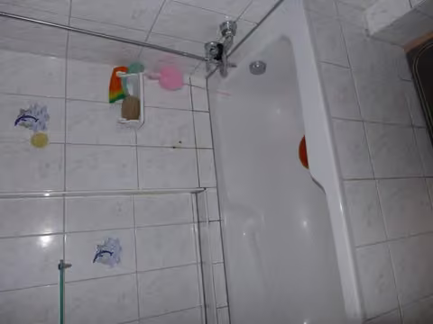 Zwangsversteigerung Eigentumswohnung in Dietzenbach – Innenansicht des Badezimmers mit Badewanne und Waschbecken.