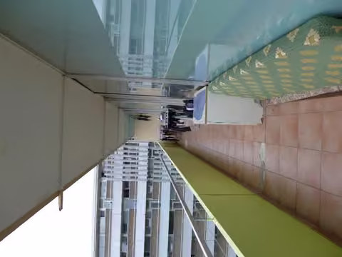 Zwangsversteigerung Eigentumswohnung in Dietzenbach – Blick auf die Loggia der Wohnung.